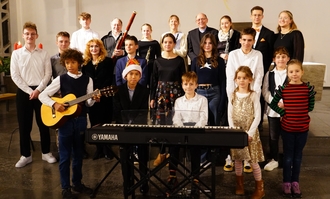 Die „Jungen Töne“ mit Conférencier Leon Herget (links) und allen Mitwirkenden: Luca Herget (Klavier), Karl Schuldt (Orgel), Aivan Marasigan (Klaivier), Dominik Wolf (Klavier), Elias Heykendorf (Gitarre), Leticia Coskovic (Klavier), Martha Frey (Klavier), Demian Albrecht (Klavier und Gesang), Marlene Barth (Klavier), Theresa Krieg (Oboe), Marlene Krieg (Klarinette und Gesang), Gregor Krieg Fagott, Bettina Krieg (Klarinette), Berke Kaan Aydin (Klavier), Jana Fediv(Gesang, Klavier, Komposition), Marko Fediv (Klavier), Jülinde Schmidt (Klavier), Philipp Mohaupt(Klavier), Jana Christmann (Unterstützung Klavier Ensembles)